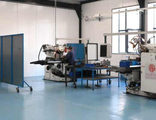 Atelier moderne bleu et blanc avec machines d'usinage.